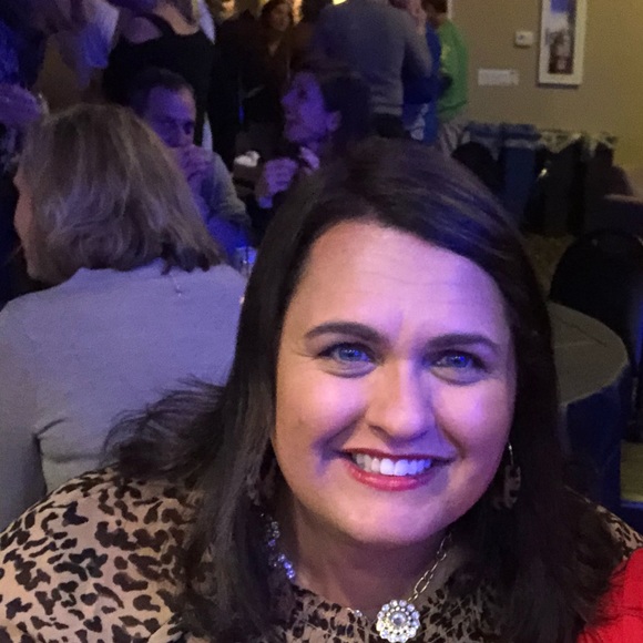 Meet your Posher, Jennifer - Picture 1 of 1